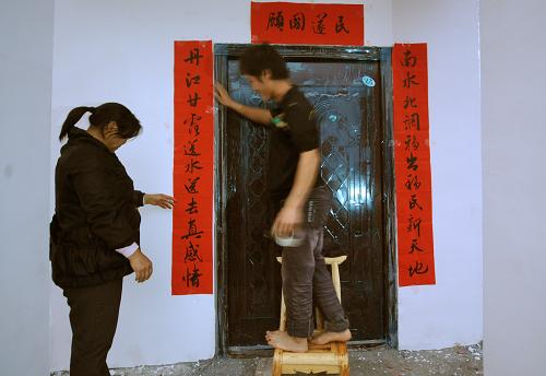 從丹江口水庫(kù)新搬來(lái)的移民在荊門市葉坡安置點(diǎn)的新居前貼對(duì)聯(lián)(10月20日攝)。 10月20日,丹江口市習(xí)家店鎮(zhèn)的第四批94戶庫(kù)區(qū)移民一起搬遷到湖北省荊門市的屈家?guī)X管理區(qū)。走出大山,來(lái)到新移民安置點(diǎn)的南水北調(diào)庫(kù)區(qū)移民開始了新的生活,逐步走向安居樂業(yè)。 搬進(jìn)新居的第一天,移民們開始布置新家,并在新家里吃上了第一頓飯。條件還有些簡(jiǎn)陋,家里還有些凌亂,移民們還顯得有些忙碌和陌生。但是新的一切畢竟拉開了帷幕。生活方式改變了——原先靠養(yǎng)魚和種植柑桔致富的他們,搬進(jìn)了樓房,用上了自來(lái)水,并在已經(jīng)分得的菜地里開始習(xí)慣著耕種生活。對(duì)于庫(kù)區(qū)移民們來(lái)說(shuō),新的生活才剛剛開始。 新華社記者李曉果攝