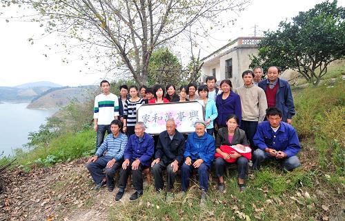 移民溫成均一家搬遷前在丹江口庫(kù)區(qū)老家與前來(lái)送行的親友合影,告別過往,迎接新的開始(10月18日攝)。 10月20日,丹江口市習(xí)家店鎮(zhèn)的第四批94戶庫(kù)區(qū)移民一起搬遷到湖北省荊門市的屈家?guī)X管理區(qū)。走出大山,來(lái)到新移民安置點(diǎn)的南水北調(diào)庫(kù)區(qū)移民開始了新的生活,逐步走向安居樂業(yè)。 搬進(jìn)新居的第一天,移民們開始布置新家,并在新家里吃上了第一頓飯。條件還有些簡(jiǎn)陋,家里還有些凌亂,移民們還顯得有些忙碌和陌生。但是新的一切畢竟拉開了帷幕。生活方式改變了——原先靠養(yǎng)魚和種植柑桔致富的他們,搬進(jìn)了樓房,用上了自來(lái)水,并在已經(jīng)分得的菜地里開始習(xí)慣著耕種生活。對(duì)于庫(kù)區(qū)移民們來(lái)說(shuō),新的生活才剛剛開始。 新華社記者郝同前攝