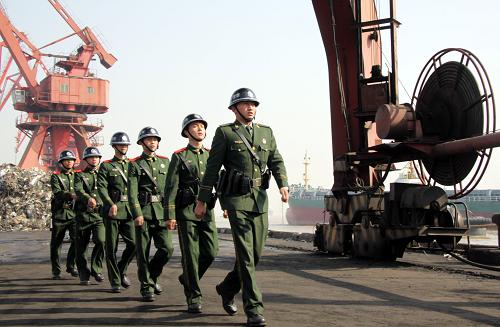 1月1日,邊防檢查員正在寧波鎮(zhèn)海港碼頭巡邏檢查。當(dāng)日,浙江省寧波邊防檢查站的檢查員們?cè)趰徫簧隙冗^了新年的第一天。 新華社發(fā)(黃旭堂 攝)