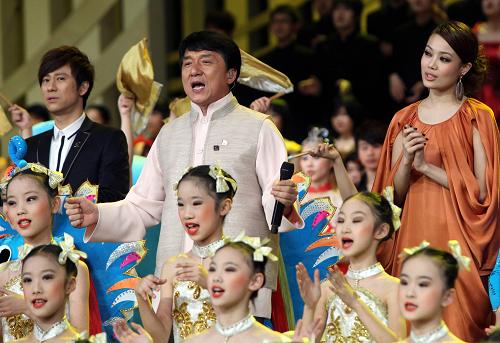 世博會形象大使成龍在“迎世博倒計時100天誓師動員大會”文藝表演活動中演唱(1月21日攝)。 5月1日,中國2010年上海世界博覽會的帷幕將在黃埔江畔開啟。在展示全球經(jīng)濟、科技最新成果的同時,上海世博會也是中國文化全面擁抱世界的契機。來自全球242個國家和國際組織的參展者將齊聚上海,共同營造一個跨越國家、民族、宗教界限,傳播“理解、溝通、歡聚、合作”理念的世博大舞臺。 登上這個舞臺,全世界的人們將共同傳承人類文化遺產(chǎn),呈現(xiàn)匯聚全球靈感的文化創(chuàng)意,展示各自的文化創(chuàng)新和創(chuàng)造實力。 新華社記者 張明 攝