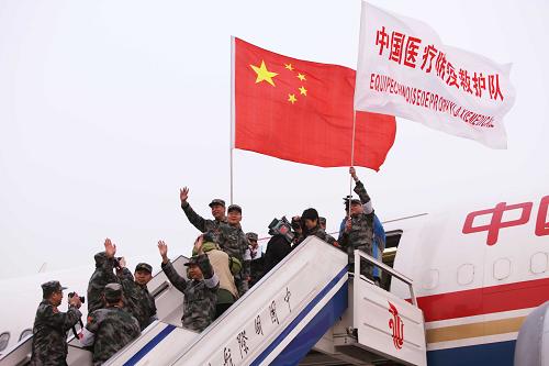 1月24日,中國(guó)醫(yī)療防疫救護(hù)隊(duì)隊(duì)員向送行的人揮手道別。 新華社記者 陳建力 攝