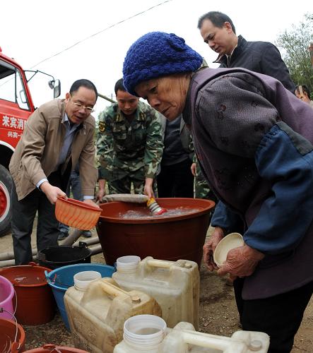 這是廣西來賓市包村干部在為興賓區(qū)鳳凰鎮(zhèn)的五保戶運(yùn)送生活用水(3月25日攝)。新華社記者 張愛林 攝
