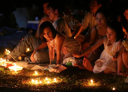 世界各地舉行“地球一小時(shí)”活動(dòng) 3月27日,在新加坡濱海公園,兒童點(diǎn)燃蠟燭參加“地球一小時(shí)”活動(dòng)。 由世界自然基金會(huì)發(fā)起的“地球一小時(shí)”環(huán)保活動(dòng)27日20點(diǎn)30分按照時(shí)區(qū)依次在全球數(shù)千個(gè)城市展開。 新華社記者高川攝