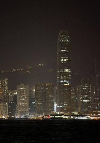 3月27日,香港地標(biāo)性建筑國(guó)際金融中心熄燈變暗。 當(dāng)日,世界自然基金會(huì)倡導(dǎo)的“地球一小時(shí)”活動(dòng)得到全世界100多個(gè)國(guó)家和地區(qū)響應(yīng),該活動(dòng)旨在喚起全球公眾對(duì)地球氣候變化問(wèn)題的關(guān)注。我國(guó)的北京、上海、南京、香港等許多城市也加入到這一活動(dòng)中。 新華社記者陳鐸攝