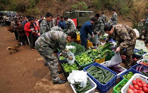 3月28日,空軍駐云南某部官兵為災(zāi)區(qū)群眾分發(fā)蔬菜。 當(dāng)天上午,成都軍區(qū)空軍駐滇某指揮所的官兵們?cè)谒退?,又為昆明市呈貢新區(qū)趙家山村的87戶村民送去了自己栽種的2000多公斤新鮮蔬菜,緩解當(dāng)?shù)匾虺掷m(xù)干旱導(dǎo)致的“吃菜難”問(wèn)題,豐富災(zāi)區(qū)群眾餐桌。 新華社發(fā)(劉應(yīng)華 攝)