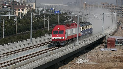 滬寧城際鐵路開始列車機組聯(lián)調(diào)聯(lián)試運行 3月29日,聯(lián)調(diào)聯(lián)試列車機車組在滬寧城際鐵路無錫段運行。 從當(dāng)天起,滬寧城際鐵路將進(jìn)入為期一個月的聯(lián)調(diào)聯(lián)試運行階段,對全程線路進(jìn)行反復(fù)調(diào)整試壓,以確保線路開通后的運行安全。滬寧城際鐵路將于7月1日全線正式通車,設(shè)計運行速度為每小時350公里。 新華社發(fā)(程炳洪 攝)