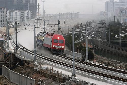 3月29日,聯(lián)調(diào)聯(lián)試列車機車組在滬寧城際鐵路無錫段運行。 從當(dāng)天起,滬寧城際鐵路將進(jìn)入為期一個月的聯(lián)調(diào)聯(lián)試運行階段,對全程線路進(jìn)行反復(fù)調(diào)整試壓,以確保線路開通后的運行安全。滬寧城際鐵路將于7月1日全線正式通車,設(shè)計運行速度為每小時350公里。 新華社發(fā)(程炳洪 攝)