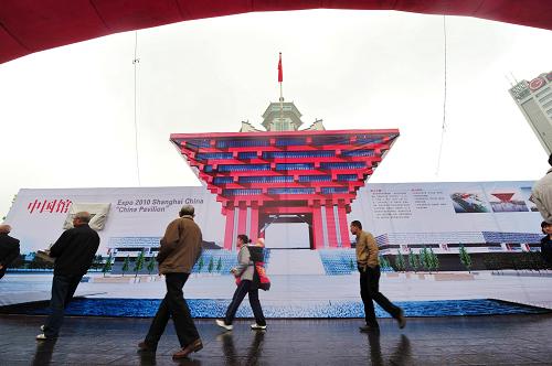 貴州啟動(dòng)“全國百城世博旅游宣傳推廣周” 4月3日,“全國百城世博旅游宣傳推廣周”貴州省啟動(dòng)儀式現(xiàn)場,市民從印有上海世博會中國館的宣傳畫前走過。 當(dāng)日,“全國百城世博旅游宣傳推廣周”貴州省啟動(dòng)儀式在貴陽舉行。據(jù)了解,本次旅游宣傳促銷活動(dòng)以“觀百年世博、游多彩貴州”為主題,將組織開展“貴州人游世博”“世博入境游客游貴州”等活動(dòng)。同時(shí)還將宣傳推介“2010中國世博旅游年·貴州鄉(xiāng)村旅游年”等60余項(xiàng)系列旅游節(jié)慶活動(dòng)。 新華社記者 歐東衢 攝