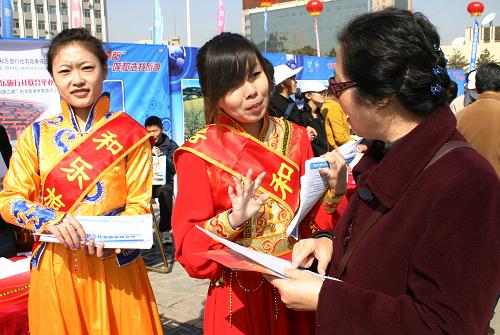 4月3日,旅游企業(yè)工作人員向市民發(fā)放旅游宣傳資料。 當(dāng)日,“全國百城世博旅游宣傳推廣周”內(nèi)蒙古啟動(dòng)儀式在呼和浩特市新華廣場舉行。4月3日—10日,內(nèi)蒙古自治區(qū)旅游部門在各地城市中心廣場或游人較為集中的地區(qū)開展形式多樣的世博旅游宣傳推廣活動(dòng),活動(dòng)內(nèi)容包括介紹全國百城世博旅游宣傳推廣周意義和當(dāng)?shù)厥啦┬麄魍茝V周活動(dòng)安排,設(shè)立宣傳展臺,組織旅游企業(yè)開展內(nèi)蒙古人游世博、世博客人游內(nèi)蒙古等旅游宣傳和咨詢活動(dòng)。 新華社記者 李云平 攝