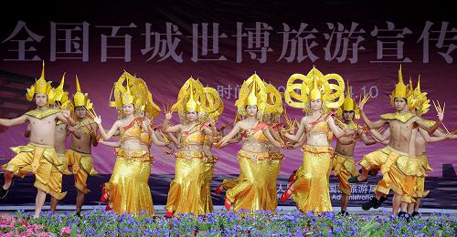 4月3日,演員在啟動(dòng)儀式現(xiàn)場表演舞蹈。 當(dāng)日,“全國百城世博旅游宣傳推廣周”云南省啟動(dòng)儀式在昆明世博園舉行。云南此次確定昆明、玉溪、楚雄和西雙版納四地作為分會場,在4月3日至10日期間,將組織省內(nèi)40余家旅游企業(yè)開展現(xiàn)場旅游咨詢、世博精品游線路宣傳、世博會門票銷售、世博旅游知識互動(dòng)搶答、廣場文藝表演等活動(dòng),向廣大市民、游客介紹世博知識、宣傳云南旅游資源。 新華社記者 藺以光 攝