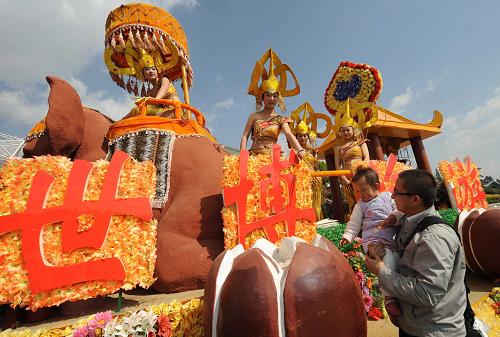 4月3日,在啟動(dòng)儀式現(xiàn)場,一名孩子被世博旅游花車吸引。 當(dāng)日,“全國百城世博旅游宣傳推廣周”云南省啟動(dòng)儀式在昆明世博園舉行。云南此次確定昆明、玉溪、楚雄和西雙版納四地作為分會場,在4月3日至10日期間,將組織省內(nèi)40余家旅游企業(yè)開展現(xiàn)場旅游咨詢、世博精品游線路宣傳、世博會門票銷售、世博旅游知識互動(dòng)搶答、廣場文藝表演等活動(dòng),向廣大市民、游客介紹世博知識、宣傳云南旅游資源。 新華社記者 藺以光 攝
