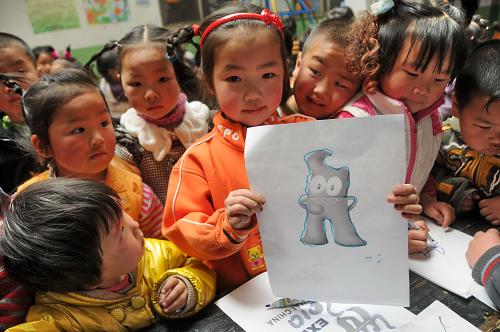 各地學(xué)子迎世博 4月26日,一位小朋友展示自己描畫的上海世博會吉祥物“海寶”。 當(dāng)日,河南社旗縣賒店鎮(zhèn)寶寶樂幼兒園開展“手拉手,迎世博”活動,通過老師給孩子們講解上海世博會相關(guān)知識,宣傳世博理念,拓寬孩子們的知識面。 新華社發(fā)(宋同杰 攝)