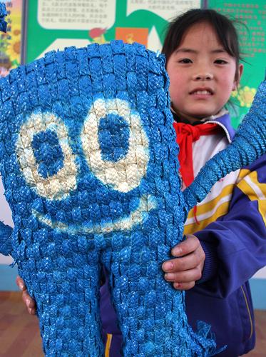 4月26日,河北省任縣駱莊鄉(xiāng)達(dá)二村的小學(xué)生賈偉丹展示草編“海寶”。 2010年上海世博會即將開幕,河北省任縣駱莊鄉(xiāng)達(dá)二村的小學(xué)師生制作草編世博會吉祥物“海寶”,表達(dá)對世博會的祝福。 新華社發(fā)(陳雷 攝)