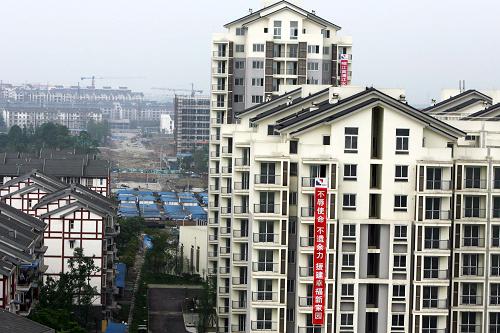 這是從都江堰市醫(yī)療中心樓頂遠(yuǎn)眺嶄新的安居樓群(5月8日攝)。 “5·12”特大地震使四川省都江堰市城鎮(zhèn)住房嚴(yán)重受損,共有10.89萬(wàn)個(gè)家庭、30余萬(wàn)人的住房不同程度地遭到破壞。曾經(jīng)物華天寶、山清水秀的小城,在短短的80秒地震后,變成了滿目瘡痍、傷痕累累的極重災(zāi)區(qū)。 “宅是人之本,人以宅為家,居若安,家能昌吉,居不安,則家衰敗”。都江堰人深諳此話深意,通過(guò)一年多的艱辛與努力,今天的都江堰市城鎮(zhèn)住房恢復(fù)重建已取得重大階段性成效。一棟棟地震毀損房屋被拆除,一批批永久性安居住房拔地而起,一個(gè)個(gè)居民自建點(diǎn)陸續(xù)竣工…… 新華社記者鄭悅攝