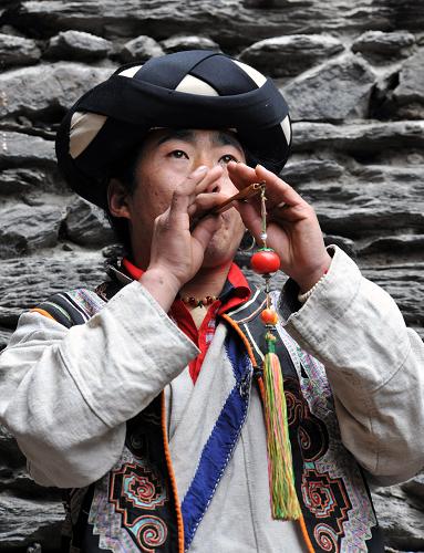 羌族非物質(zhì)文化遺產(chǎn)保護(hù)見成效 5月10日,理縣蒲溪鄉(xiāng)休溪村羌文化繼承人孟龍剛在演奏羌笛。 汶川地震給四川阿壩州羌族民族文化遺產(chǎn)帶來近乎毀滅性打擊。羌族原生態(tài)文化棲息地被毀,“羌笛”、“羊皮鼓舞”等非物質(zhì)文化遺產(chǎn)保護(hù)項(xiàng)目傳承地嚴(yán)重?fù)p毀。 在災(zāi)后重建中,阿壩州高度重視羌族非物質(zhì)文化遺產(chǎn)的搶救和保護(hù)工作。組成調(diào)研組,赴災(zāi)區(qū)考察、評(píng)估羌族非物質(zhì)文化遺產(chǎn)受損情況,編寫受損情況調(diào)查報(bào)告,組織專家組對(duì)搶救和保護(hù)工作方案進(jìn)行科學(xué)研究和論證,確保搶救工作科學(xué)有序進(jìn)行,羌族非物質(zhì)文化遺產(chǎn)保護(hù)已見成效。理縣蒲溪鄉(xiāng)休溪村等一些羌寨已開始接待游客。 新華社記者 何俊昌 攝