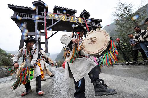 5月10日,理縣蒲溪鄉(xiāng)休溪村藝人正在排練“羊皮鼓舞”。 汶川地震給四川阿壩州羌族民族文化遺產(chǎn)帶來近乎毀滅性打擊。羌族原生態(tài)文化棲息地被毀,“羌笛”、“羊皮鼓舞”等非物質(zhì)文化遺產(chǎn)保護(hù)項(xiàng)目傳承地嚴(yán)重?fù)p毀。 在災(zāi)后重建中,阿壩州高度重視羌族非物質(zhì)文化遺產(chǎn)的搶救和保護(hù)工作。組成調(diào)研組,赴災(zāi)區(qū)考察、評(píng)估羌族非物質(zhì)文化遺產(chǎn)受損情況,編寫受損情況調(diào)查報(bào)告,組織專家組對(duì)搶救和保護(hù)工作方案進(jìn)行科學(xué)研究和論證,確保搶救工作科學(xué)有序進(jìn)行,羌族非物質(zhì)文化遺產(chǎn)保護(hù)已見成效。理縣蒲溪鄉(xiāng)休溪村等一些羌寨已開始接待游客。 新華社記者 何俊昌 攝