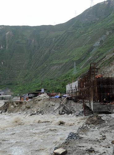 受暴雨影響 汶川地震“震中生命線”再次中斷 6月8日,四川茂縣南新鎮(zhèn)境內(nèi)寬30米、長(zhǎng)100米的保通便道被沖毀后,國(guó)道213線完全中斷。 6月7日夜,汶川地震重災(zāi)區(qū)——四川省阿壩藏族羌族自治州茂縣受暴雨影響,暴漲的岷江水造成213國(guó)道茂縣段徹底中斷。這已經(jīng)是有著“震中生命線”之稱的國(guó)道,在近期內(nèi)的第二次中斷。 新華社記者 陳凱攝