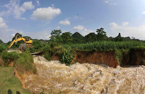 6月8日,在廣西來賓市興賓區(qū)良江鎮(zhèn)凌口水庫,一臺挖掘機正在擴大泄洪口,泄洪流量已達每秒5立方米。 當(dāng)日,廣西來賓市興賓區(qū)良江鎮(zhèn)凌口水庫大壩出現(xiàn)塌陷,當(dāng)?shù)卣谵D(zhuǎn)移下游群眾。 據(jù)介紹,興賓區(qū)良江鎮(zhèn)凌口水庫庫容58萬立方米,設(shè)計庫容62萬立方米。大壩出現(xiàn)一個直徑2米、深1米的大坑,3個漏水點。漏水流量0.1立方米/秒,危及下游3個村莊2500多群眾的安全。 新華社記者 周華 攝