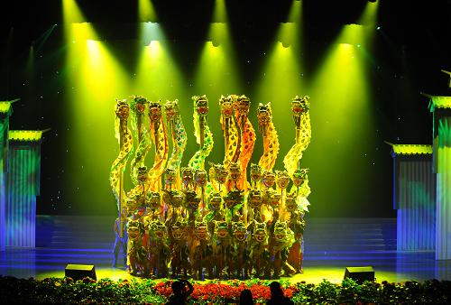 6月10日,來自寧波市鎮(zhèn)海區(qū)的演員在傳統(tǒng)舞蹈展演中表演舞蹈《九龍柱》。 當(dāng)日,第五屆浙江省非物質(zhì)文化遺產(chǎn)節(jié)在杭州開幕,這是浙江省和杭州市迎接“文化遺產(chǎn)日”的系列活動之一。 6月12日是我國第五個“文化遺產(chǎn)日”,來自浙江各地的眾多原生態(tài)非物質(zhì)文化遺產(chǎn)紛紛亮相杭州,此外還有內(nèi)容豐富的展覽、講座和主題活動等,為廣大杭州市民帶來“文化盛宴”。 新華社記者 韓傳號攝