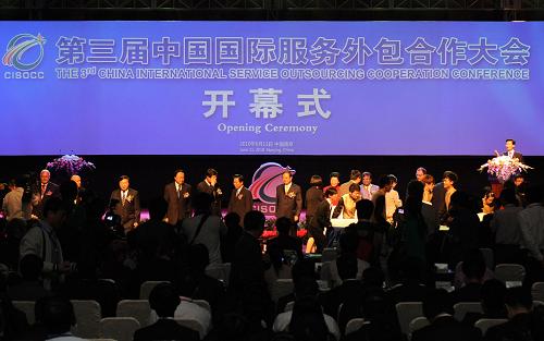第三屆中國(guó)國(guó)際服務(wù)外包合作大會(huì)在南京開(kāi)幕 6月11日,第三屆中國(guó)國(guó)際服務(wù)外包合作大會(huì)在南京國(guó)際博覽中心開(kāi)幕,來(lái)自IBM、微軟等世界五百?gòu)?qiáng)企業(yè)及中國(guó)10大服務(wù)外包企業(yè)的代表800多人參加大會(huì)。大會(huì)期間,與會(huì)者將圍繞全球服務(wù)外包的產(chǎn)業(yè)特點(diǎn)、中國(guó)服務(wù)外包如何提升接包能力等熱點(diǎn)問(wèn)題進(jìn)行研討。來(lái)自美國(guó)、日本、加拿大、英國(guó)等12個(gè)國(guó)家的81家企業(yè)將與國(guó)內(nèi)的軟件研發(fā)、動(dòng)漫創(chuàng)意、工業(yè)設(shè)計(jì)、醫(yī)藥研發(fā)等服務(wù)外包領(lǐng)域的企業(yè),就發(fā)包、投資、合作開(kāi)拓海外市場(chǎng)進(jìn)行接洽洽談。大會(huì)還將舉辦高峰論壇、國(guó)內(nèi)外服務(wù)外包企業(yè)對(duì)接會(huì)等活動(dòng)。 新華社記者孫參攝