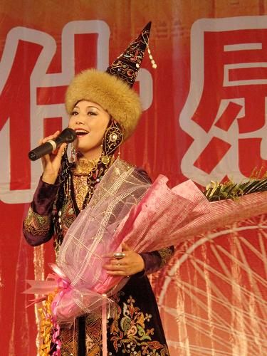 文化部藝術(shù)家演出小分隊赴新疆慰問演出 6月23日,新疆歌舞團歌唱演員阿孜古麗·吐爾汗演唱《柯爾克孜人》。 當日,文化部藝術(shù)家小分隊在絲綢之路古鎮(zhèn)喀什拉開首場慰問演出的序幕,給當?shù)馗髯迦罕娝腿チ艘慌_豐富多彩的文化大餐。 據(jù)了解,目前文化部已正式啟動“文化援疆”工作,今年擬派3個藝術(shù)家小分隊分3批赴新疆慰問演出,演出將主要面向基層的各族群眾和駐守在當?shù)氐慕夥跑娭笐?zhàn)員、武警官兵以及新疆生產(chǎn)建設(shè)兵團的相關(guān)單位。 新華社記者 潘瑩 攝
