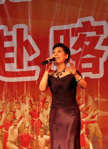 6月23日,女中音歌唱家關(guān)牧村在演唱歌曲。 當日,文化部藝術(shù)家小分隊在絲綢之路古鎮(zhèn)喀什拉開首場慰問演出的序幕,給當?shù)馗髯迦罕娝腿チ艘慌_豐富多彩的文化大餐。 據(jù)了解,目前文化部已正式啟動“文化援疆”工作,今年擬派3個藝術(shù)家小分隊分3批赴新疆慰問演出,演出將主要面向基層的各族群眾和駐守在當?shù)氐慕夥跑娭笐?zhàn)員、武警官兵以及新疆生產(chǎn)建設(shè)兵團的相關(guān)單位。 新華社記者 潘瑩 攝