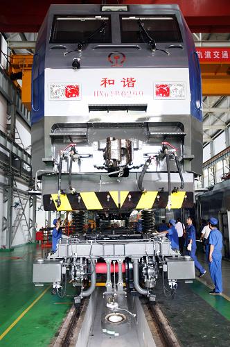 8月7日,中國(guó)南車(chē)集團(tuán)株洲電力機(jī)車(chē)有限公司員工在電力機(jī)車(chē)總組裝廠房?jī)?nèi)工作。 從10年前“小作坊的集合”,到現(xiàn)在擁有世界先進(jìn)技術(shù)的現(xiàn)代化大生產(chǎn),中國(guó)南車(chē)股份有限公司努力打造自主品牌,不斷創(chuàng)新超越。截至7月底,中國(guó)南車(chē)海外簽約額已超7.6億美元,同比顯著增長(zhǎng)。產(chǎn)品出口到中東、中亞、南亞、東南亞、非洲、大洋洲等地區(qū)。 新華社記者 李明 攝