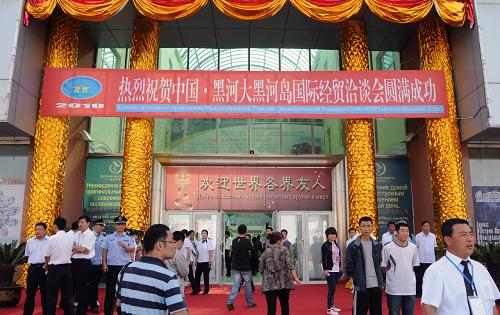 中國黑河大黑河島國際經(jīng)貿(mào)洽談會(huì)開幕 8月18日拍攝的中國黑河大黑河島國際經(jīng)貿(mào)洽談會(huì)開幕現(xiàn)場(chǎng)。 當(dāng)日,中國黑河大黑河島國際經(jīng)貿(mào)洽談會(huì)開幕。洽談會(huì)期間,將舉辦中俄區(qū)域合作論壇、中俄商品展銷、中國500強(qiáng)企業(yè)首席執(zhí)行官黑河行、重點(diǎn)項(xiàng)目招商推介、文化交流等一系列交流洽談活動(dòng)。 據(jù)了解,大黑河島國際經(jīng)貿(mào)洽談會(huì)舉辦已10年,是中俄兩國特別是黑河與俄羅斯布拉戈維申斯克這兩個(gè)隔江相望的城市之間企業(yè)合作、商品展示、文化交流的重要平臺(tái)。 新華社記者 徐宜軍 攝