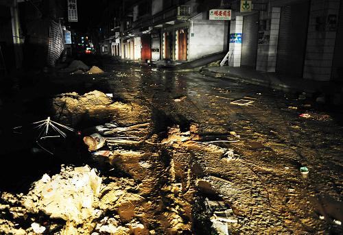 廣東省信宜市錢排鎮(zhèn),洪水退去后在街道上留下大量淤泥(9月22日攝)。 據(jù)廣東省防總消息,截至9月21日23時(shí),“凡亞比”造成廣東高州市、信宜市、陽(yáng)春市3市共死亡13人,失蹤33人。造成人員傷亡和失蹤的主要原因是特大暴雨造成的洪澇災(zāi)害、泥石流地質(zhì)災(zāi)害和其他次生災(zāi)害。 新華社記者 梁旭 攝