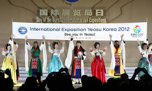 上海世博會(huì)迎來(lái)國(guó)際展覽局日 10月30日,韓國(guó)藝人在國(guó)際展覽局日儀式上邀請(qǐng)來(lái)賓共聚2012年韓國(guó)麗水世博會(huì)。 當(dāng)日,上海世博會(huì)迎來(lái)國(guó)際展覽局日,國(guó)際展覽局日儀式在世博中心舉行。 新華社記者裴鑫攝