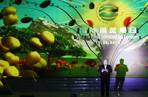 10月30日,來(lái)自意大利的藝術(shù)家在國(guó)際展覽局日儀式上獻(xiàn)唱。 當(dāng)日,上海世博會(huì)迎來(lái)國(guó)際展覽局日,國(guó)際展覽局日儀式在世博中心舉行。 新華社記者裴鑫攝