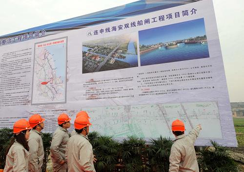 12月19日,施工單位的建設者在開工儀式現(xiàn)場觀看項目介紹。 當日,連申線東臺至長江段航道整治工程開工,開工儀式在江蘇海安縣的工程現(xiàn)場舉行。連申線航道整治項目地跨江蘇連云港、鹽城、南通、無錫、蘇州和上海,這一工程的實施,將在江蘇東部沿海地區(qū)和長三角航道網(wǎng)中打造一條通江達海、溝通沿線江海港口的內河“水上高速”。 新華社記者 孫參 攝