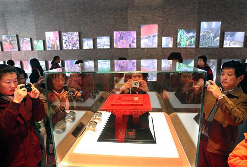 12月1日,上海世博會(huì)中國館啟動(dòng)長達(dá)半年的續(xù)展。在館內(nèi)新增的“精彩回放,見證成功——中國館回顧展”上,觀眾在拍攝由碳粉、鋼渣制成的“中國館”模型。 告別歷史上最精彩的一屆世博會(huì),中國最大的經(jīng)濟(jì)中心城市上海正積聚起新的發(fā)展能量,向新的高度邁進(jìn)。按照黨中央的要求,上海的干部群眾緊密結(jié)合貫徹落實(shí)黨的十七屆五中全會(huì)精神,認(rèn)真總結(jié)上海世博會(huì)經(jīng)驗(yàn),弘揚(yáng)上海世博會(huì)精神,努力把上海世博會(huì)成果轉(zhuǎn)化為推動(dòng)科學(xué)發(fā)展、促進(jìn)社會(huì)和諧的新優(yōu)勢。 新華社記者 劉穎 攝