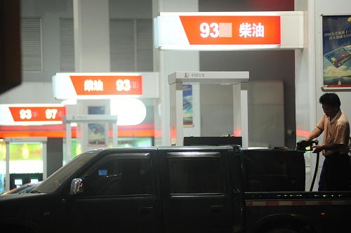 我國小幅上調(diào)汽油和柴油價格 12月21日晚,海南瓊海市民載著油桶到加油站加油。 國家發(fā)展和改革委員會21日宣布,自22日零時起將汽油、柴油價格分別提高每噸310元、300元,相當(dāng)于90號汽油全國平均零售價每升上調(diào)0.23元,0號柴油每升上調(diào)0.26元。 新華社發(fā)(蒙鐘德 攝)
