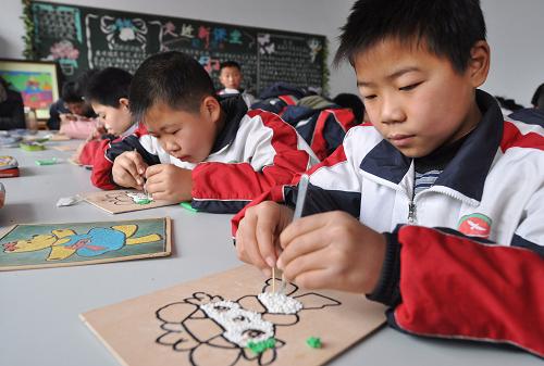 教育部取消可向非本地戶籍小學(xué)生收借讀費(fèi)規(guī)定 山東省鄒平縣第二實(shí)驗(yàn)小學(xué)的學(xué)生在做彩泥畫(2010年12月23日攝)。 我國(guó)教育部近日公布《教育部關(guān)于修改和廢止部分規(guī)章的決定》,刪除了《小學(xué)管理規(guī)程》第十二條中的“并可按有關(guān)規(guī)定收取借讀費(fèi)”。《小學(xué)管理規(guī)程》第十二條原本內(nèi)容為“小學(xué)對(duì)因故在非戶籍所在地申請(qǐng)就學(xué)的學(xué)生,經(jīng)有關(guān)部門審核符合條件的,可準(zhǔn)其借讀,并可按有關(guān)規(guī)定收取借讀費(fèi)。”刪除“并可按有關(guān)規(guī)定收取借讀費(fèi)”,讓小學(xué)收借讀費(fèi)沒(méi)有了相關(guān)依據(jù)。 新華社發(fā)(董乃德 攝)