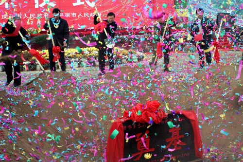 12月18日,甘肅省慶陽市在西峰區(qū)舉行西長鳳高速公路項(xiàng)目開工建設(shè)儀式。 西長鳳高速公路全長77.41公里,它的開工建設(shè)標(biāo)志著甘肅隴東地區(qū)的慶陽、平?jīng)鰞墒袑⑴c蘭州實(shí)現(xiàn)高速連接,也使甘肅省向東出省的公路全面實(shí)現(xiàn)高速化。 新華社發(fā)(徐遠(yuǎn) 攝)
