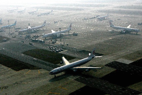 上海浦東國際機場跑道上飛機頻繁起降(12月20日攝)。 12月29日,上海浦東機場擴建飛行區(qū)工程通過竣工驗收,至此上海浦東機場擴建主體工程已全部完成竣工驗收,預計將于2008年北京奧運會開幕前投入運營。浦東機場擴建工程共完成60余個單體工程,建筑總面積近150萬平方米;澆筑第三跑道、第二航站坪及西貨運機坪等混凝土面積達2.5平方公里;新擴建的機場內(nèi)各類道路共計40余公里,相當于再造一條從浦東到虹橋機場的道路。 新華社記者陳飛攝