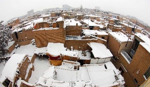 這是2月24日在新疆喀什拍攝的老城區(qū)雪景。 從當(dāng)日凌晨開(kāi)始,新疆南疆地區(qū)出現(xiàn)降雪天氣。據(jù)喀什氣象臺(tái)消息,當(dāng)?shù)夭糠值貐^(qū)的積雪厚達(dá)16厘米。 新華社發(fā)(阿迪力江 攝)