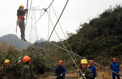 2月28日,來自江蘇的電網(wǎng)搶修人員在三峽送廣東500千伏直流輸電線路廣東乳源段展放輸電導(dǎo)線。 新華社發(fā)(濮良平 攝)