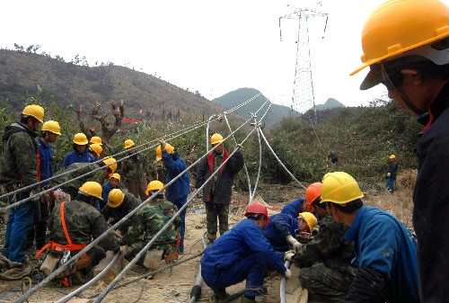 2月28日,來自江蘇的電網(wǎng)搶修人員在三峽送廣東500千伏直流輸電線路廣東乳源段展放輸電導(dǎo)線。新華社發(fā)(濮良平 攝)