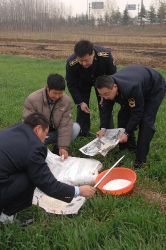 3月22日,在山東省臨沂市河?xùn)|區(qū),臨沂市質(zhì)量技術(shù)監(jiān)督局的工作人員在田頭為農(nóng)民檢測化肥質(zhì)量。當(dāng)日,全國質(zhì)檢系統(tǒng)“農(nóng)資打假下鄉(xiāng)——扶優(yōu)扶強(qiáng)”行動(dòng)在山東省臨沂市正式啟動(dòng)。在接下來的一個(gè)月時(shí)間內(nèi),全國質(zhì)檢系統(tǒng)將開展農(nóng)資打假集中行動(dòng),重點(diǎn)對化肥、農(nóng)藥、農(nóng)膜、農(nóng)機(jī)等密切關(guān)系農(nóng)民利益的農(nóng)資產(chǎn)品質(zhì)量進(jìn)行檢查,嚴(yán)懲坑農(nóng)害農(nóng)行為。據(jù)統(tǒng)計(jì),2007年全國質(zhì)檢系統(tǒng)共查處假劣農(nóng)資違法案件2.4萬起,貨值2.7億元,為農(nóng)民挽回經(jīng)濟(jì)損失1.06億元。 新華社記者 徐速繪 攝