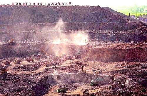 秦山核電站擴(kuò)建項(xiàng)目核島負(fù)挖工程施工現(xiàn)場(chǎng)(3月23日攝)。 新華社記者 譚進(jìn) 攝