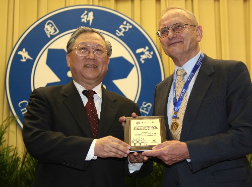 3月26日,為表彰在國際科技合作中做出突出貢獻的優(yōu)秀外籍科學家,中國科學院首屆國際科技合作獎在京頒獎。美國斯坦福大學國際研究所羅斯高教授、瑞士聯(lián)邦理工大學洛塔·雷教授獲得這一榮譽。這是中國科學院院長路甬祥向洛塔·雷頒獎。新華社記者汪永基攝