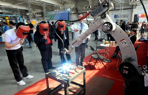 4月17日,日本松下公司展出的一款工業(yè)通用機(jī)器人吸引不少參觀者。當(dāng)日,首屆中國(guó)長(zhǎng)春制造業(yè)博覽會(huì)在長(zhǎng)春國(guó)際會(huì)展中心拉開(kāi)帷幕,來(lái)自海內(nèi)外的360家企業(yè)匯聚長(zhǎng)春,展出自己的主打產(chǎn)品。 新華社記者蔣林?jǐn)z