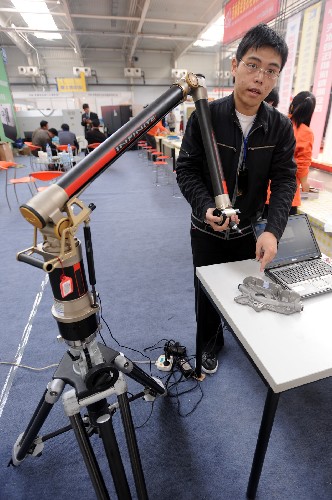 4月17日,瑞典海克斯康的技術(shù)人員在展示機(jī)器人的測(cè)量功能。當(dāng)日,首屆中國(guó)長(zhǎng)春制造業(yè)博覽會(huì)在長(zhǎng)春國(guó)際會(huì)展中心拉開(kāi)帷幕,來(lái)自海內(nèi)外的360家企業(yè)匯聚長(zhǎng)春,展出自己的主打產(chǎn)品。 新華社記者蔣林?jǐn)z