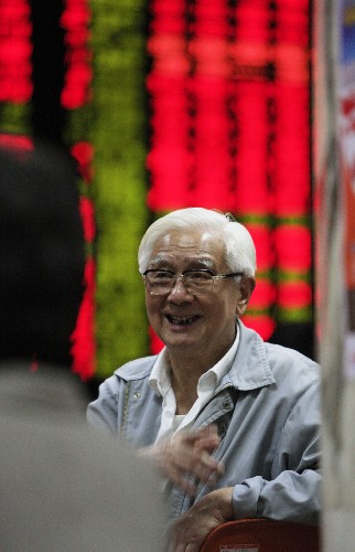 5月8日,股民在上海一家證券營業(yè)部內關注股票行情。當日,滬深股市雙雙大漲,上證綜指報收于3656.84點,較前一交易日上漲2.17%,深證成指報收于13317.53點,較前一交易日上漲2.61%。 新華社記者 裴鑫攝
