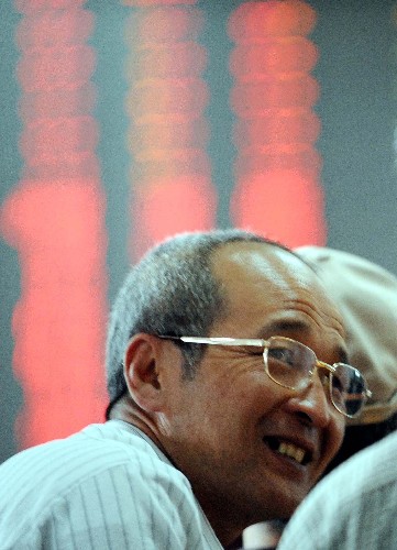 5月8日,股民在北京一家證券營業(yè)部內關注股票行情。當日,滬深股市雙雙大漲,上證綜指報收于3656.84點,較前一交易日上漲2.17%,深證成指報收于13317.53點,較前一交易日上漲2.61%。 新華社記者 李曉果攝