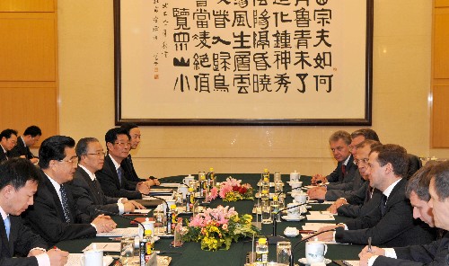 5月23日,中國(guó)國(guó)家主席胡錦濤同俄羅斯總統(tǒng)梅德韋杰夫舉行小范圍會(huì)談。當(dāng)日,梅德韋杰夫抵達(dá)北京,開(kāi)始對(duì)中國(guó)進(jìn)行為期兩天的國(guó)事訪問(wèn)。 新華社記者 樊如鈞 攝