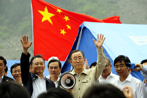 5月24日,中國國務院總理溫家寶在四川汶川縣映秀鎮(zhèn)會晤聯(lián)合國秘書長潘基文。這是會晤后,溫家寶總理和聯(lián)合國秘書長潘基文一同會見中外記者。 新華社記者 任勇 攝