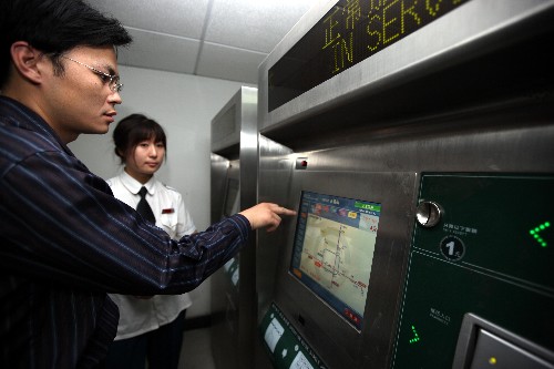 6月9日,一名乘客在北京地鐵長(zhǎng)椿街站內(nèi)的自動(dòng)售票機(jī)上購(gòu)買單程票卡。當(dāng)日,北京地鐵徹底告別紙質(zhì)車票,正式全面啟用地鐵自動(dòng)售檢票系統(tǒng),開(kāi)始智能交通新時(shí)代。 新華社記者 高學(xué)余 攝